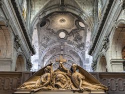 Paris Juni 2026 Innenraum einer historischen Kirche in Paris mit kunstvollen Gewölbedecken