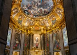 Paris Juni 2026 Innenansicht einer reich verzierten Kirchenkuppel mit Fresken und goldenen Details
