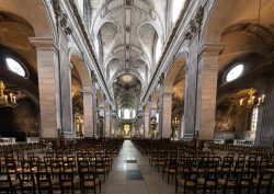 Paris Juni 2026 Innenraum einer historischen Kathedrale mit hohen Decken und Bänken