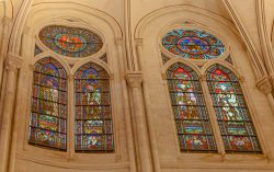 Paris Juni 2026 Bunte Kirchenfenster mit religiösen Szenen in einer gotischen Kathedrale