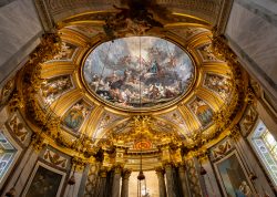 Paris Juni 2026 Kunstvolles Deckengemälde in prunkvollem Kirchenschiff mit goldenen Akzenten