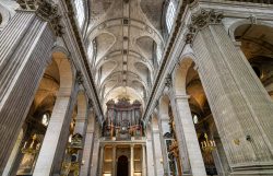 Paris Juni 2026 Innenansicht einer historischen Kirche mit barocker Orgel und verzierten Säulen