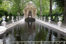 Paris Juni 2026 Romantische Brunnenarchitektur im Park, umgeben von Bäumen und Wasser