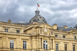 Paris Juni 2026 Französischer Senat im Palais du Luxembourg, Paris, mit französischer Flagge