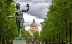 Paris Juni 2026 Statue eines tanzenden Mannes im Garten vor dem Pantheon in Paris