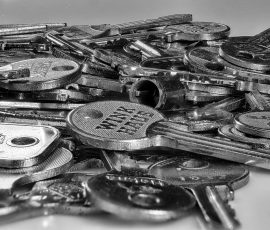 Makro Schlüsselfotografie Stapel aus verschiedenen Metallschlüsseln in Schwarz-Weiß