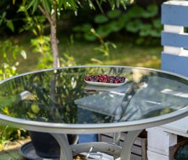 Die Kirschen in Nachbars Garten Gartenmöbel mit Glastisch und Schale mit Kirschen