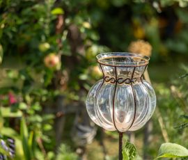 Die Kirschen in Nachbars Garten Gartenlaterne aus Glas mit Metallverzierungen im grünen Garten