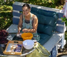 Die Kirschen in Nachbars Garten Frau im Garten beim Vorbereiten von Holunderbeeren mit Schüsseln und Tablett