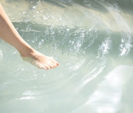 Die Kirschen in Nachbars Garten Frauenbein berührt sanft das klare Wasser