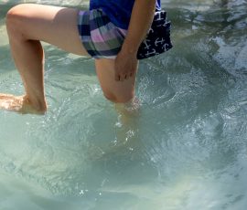 Die Kirschen in Nachbars Garten Person watet in einem kühlen, klaren Pool mit Welleneffekt