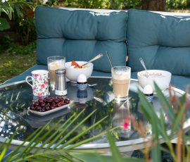 Die Kirschen in Nachbars Garten Frühstück im Garten mit Kaffee, Eiern und Obst