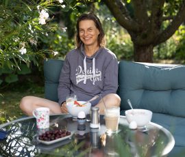 Die Kirschen in Nachbars Garten Frau frühstückt im Garten mit Obst und Kaffee