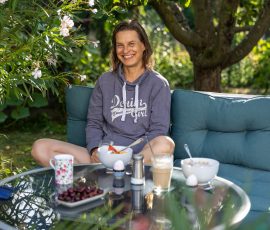 Die Kirschen in Nachbars Garten Frau in Gartenfrühstücksszene mit Kaffee und Müsli