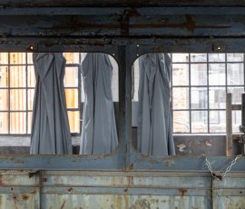Museumseisenbahn Hanau e. V. Bahnbetriebswerk, Heideäcker 1, 63457 Hanau Fotos von Aloys Peter Trenz Industrielle Fenster mit rostigem Metallrahmen, Vorhänge und Backsteinwand