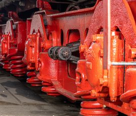 Museumseisenbahn Hanau e. V. Bahnbetriebswerk, Heideäcker 1, 63457 Hanau Fotos von Aloys Peter Trenz Nahaufnahme von roten Zugrädern und Stoßdämpfern einer Dampflokomotive