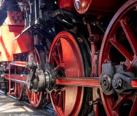 Museumseisenbahn Hanau e. V. Bahnbetriebswerk, Heideäcker 1, 63457 Hanau Fotos von Aloys Peter Trenz Detailaufnahme von roten Dampflokrädern auf einem Ausflugsziel in Deutschland