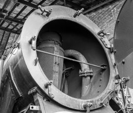Museumseisenbahn Hanau e. V. Bahnbetriebswerk, Heideäcker 1, 63457 Hanau Fotos von Aloys Peter Trenz Historischer Lokomotivkessel in einer alten Werkstatt