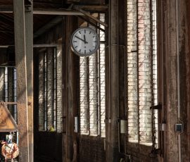 Museumseisenbahn Hanau e. V. Bahnbetriebswerk, Heideäcker 1, 63457 Hanau Fotos von Aloys Peter Trenz Industrielle Halle mit alten Backsteinwänden und Uhr an der Wand
