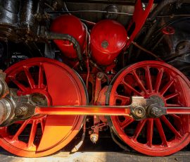 Museumseisenbahn Hanau e. V. Bahnbetriebswerk, Heideäcker 1, 63457 Hanau Fotos von Aloys Peter Trenz Nahaufnahme von roten Eisenbahnrädern und Antriebsmechanismen