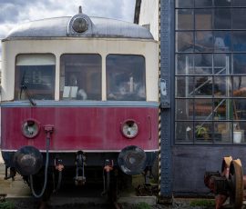 Museumseisenbahn Hanau e. V. Bahnbetriebswerk, Heideäcker 1, 63457 Hanau Fotos von Aloys Peter Trenz Historischer Triebwagen vor einem alten Betriebswerk in Deutschland