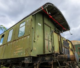 Museumseisenbahn Hanau e. V. Bahnbetriebswerk, Heideäcker 1, 63457 Hanau Fotos von Aloys Peter Trenz Verrosteter Eisenbahnwagen im Freien, unter bewölktem Himmel, stillgelegt