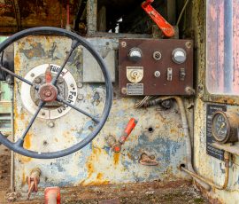 Museumseisenbahn Hanau e. V. Bahnbetriebswerk, Heideäcker 1, 63457 Hanau Fotos von Aloys Peter Trenz Verrostetes Industriesteuerpult in altem Kran mit Schaltern und Anzeigen