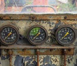 Museumseisenbahn Hanau e. V. Bahnbetriebswerk, Heideäcker 1, 63457 Hanau Fotos von Aloys Peter Trenz Verrostete Industriemaschinen-Manometer in alter Fabrik