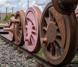Museumseisenbahn Hanau e. V. Bahnbetriebswerk, Heideäcker 1, 63457 Hanau Fotos von Aloys Peter Trenz Rostige Eisenbahnräder auf Schienen in einem Industriegebiet