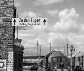 Museumseisenbahn Hanau e. V. Bahnbetriebswerk, Heideäcker 1, 63457 Hanau Fotos von Aloys Peter Trenz Historischer Bahnhof mit Dampflokomotiven und Hinweisschild Richtung Hauptbahnhof