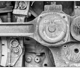 Museumseisenbahn Hanau e. V. Bahnbetriebswerk, Heideäcker 1, 63457 Hanau Fotos von Aloys Peter Trenz Alte Dampflokmaschinenteile mit eingraviertem Gesicht