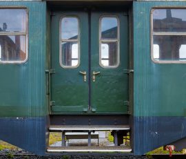 Museumseisenbahn Hanau e. V. Bahnbetriebswerk, Heideäcker 1, 63457 Hanau Fotos von Aloys Peter Trenz Alte grüne Zugwaggontüren auf einem stillgelegten Gleis