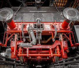 Museumseisenbahn Hanau e. V. Bahnbetriebswerk, Heideäcker 1, 63457 Hanau Fotos von Aloys Peter Trenz Rote historische Dampflokomotive im Eisenbahnmuseum aus der Froschperspektive