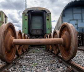 Museumseisenbahn Hanau e. V. Bahnbetriebswerk, Heideäcker 1, 63457 Hanau Fotos von Aloys Peter Trenz Alte Eisenbahnwagons und -räder auf einem verlassenen Gleis