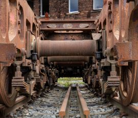Museumseisenbahn Hanau e. V. Bahnbetriebswerk, Heideäcker 1, 63457 Hanau Fotos von Aloys Peter Trenz Rostiges Eisenbahnfahrwerk auf stillgelegten Schienen