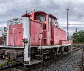 Museumseisenbahn Hanau e. V. Bahnbetriebswerk, Heideäcker 1, 63457 Hanau Fotos von Aloys Peter Trenz Rote Diesellokomotive Baureihe 360 auf Schienen