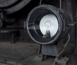 Museumseisenbahn Hanau e. V. Bahnbetriebswerk, Heideäcker 1, 63457 Hanau Fotos von Aloys Peter Trenz Alte Eisenbahnlampe auf einer historischen Dampflok