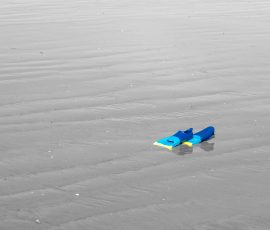 Saint-Malo Oktober 2026 Blaue Schwimmflossen im Sand am leeren Strand