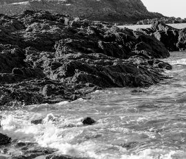 Saint-Malo Oktober 2026 Schwarzweiß-Foto von Felsen am Meer mit Wellen