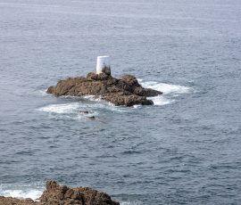 Saint-Malo Oktober 2026 Kleiner Leuchtturm auf felsiger Insel im Meer vor Küste